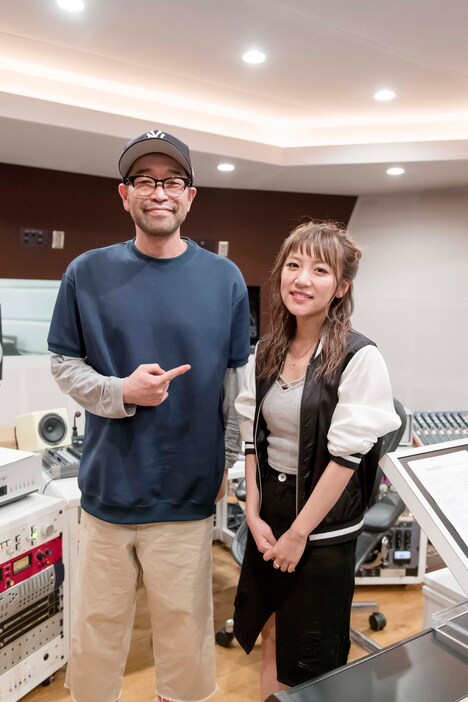 左から槇原敬之、高橋みなみ。