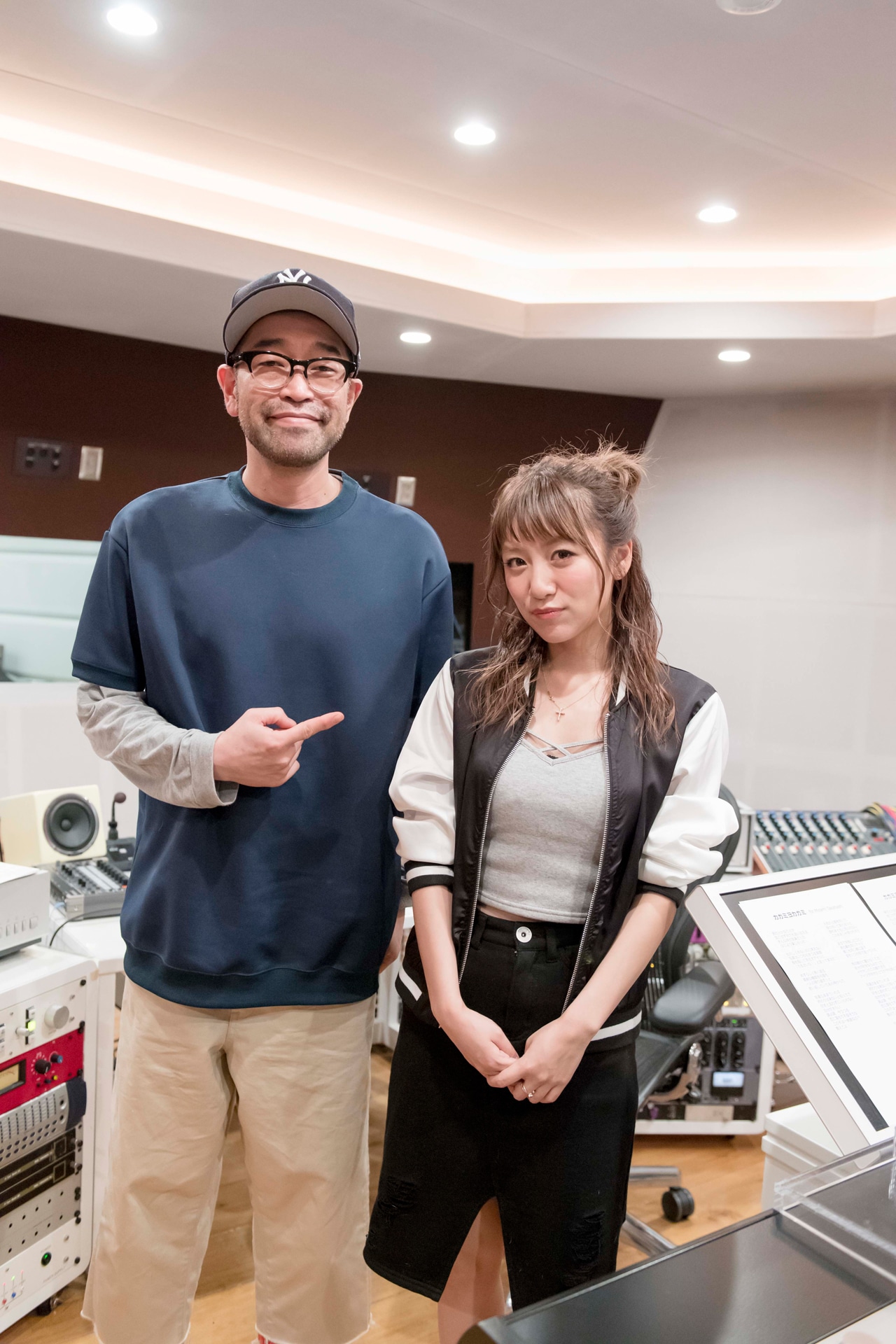 左から槇原敬之、高橋みなみ。
