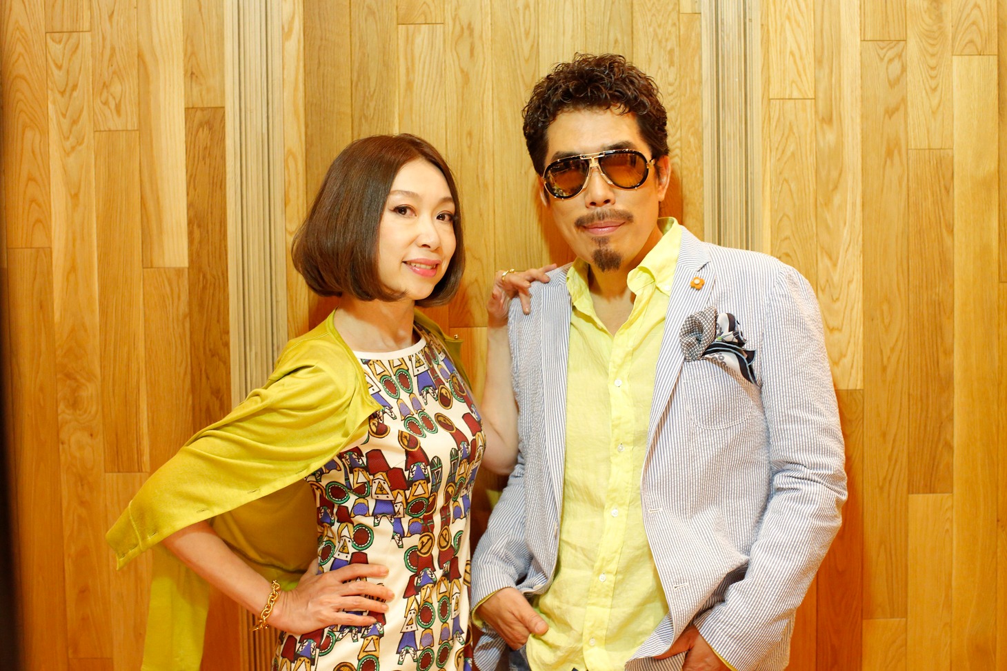 野宮真貴（左）と鈴木雅之（右）のツーショット。