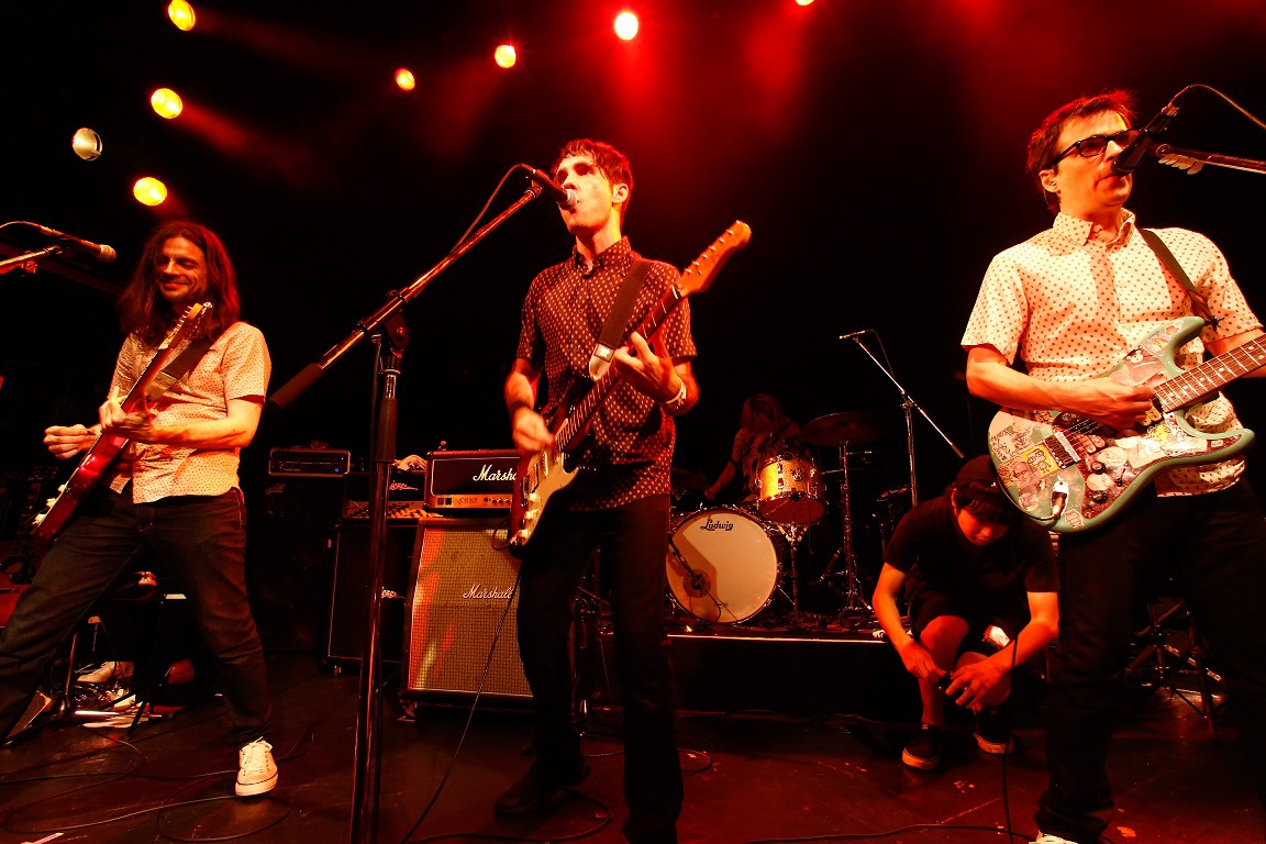 ブライアン・ベル（G / Weezer）とScott & Rivers。（Photo by Yoshika Horita）