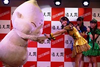 ビリケンさんから認定書を受けとる清井咲希。（写真提供：avex trax）