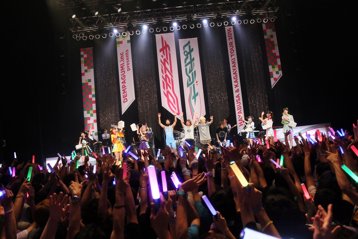 でんぱ組.incとFear, and Loathing in Las Vegas。（写真提供：ディアステージ）