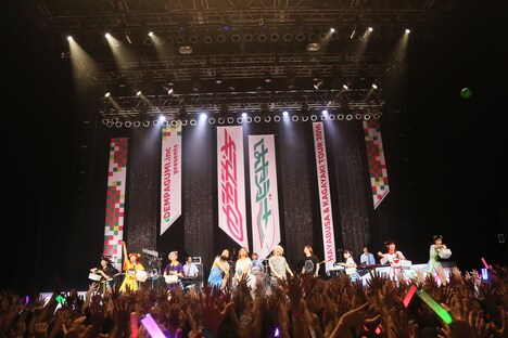 サインボールを投げ入れるでんぱ組.incとFear, and Loathing in Las Vegas。（写真提供：ディアステージ）