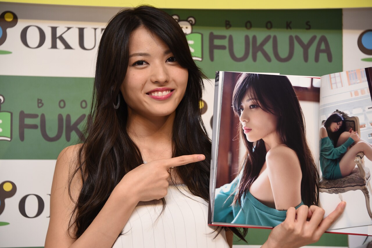 矢島舞美が大人の色気漂う写真集刊行、握手会で℃-ute解散や未来図語る