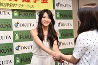 ファンと握手する矢島舞美。