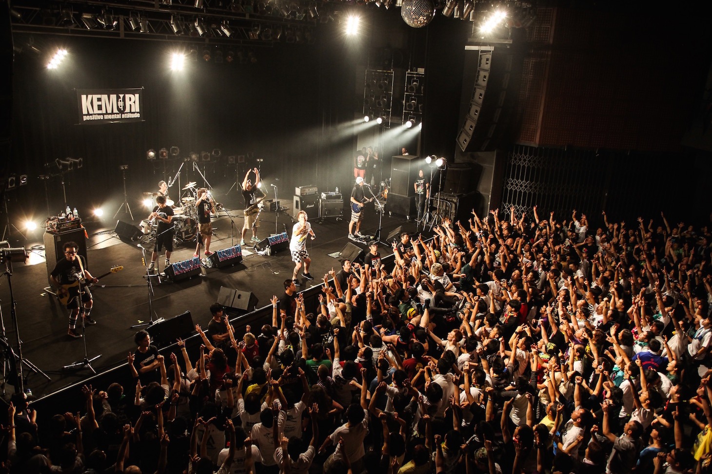 8月26日に行われたKEMURI「SKA BRAVO 2016」東京・TSUTAYA O-EAST公演の様子。 （Photo by Wataru Umeda）