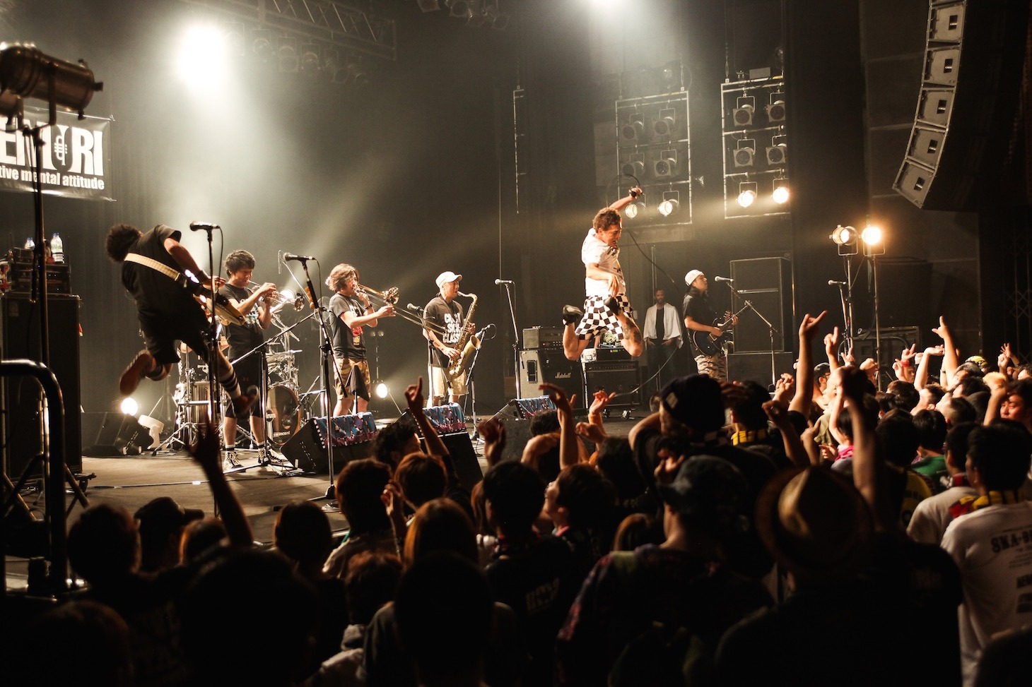 8月26日に行われたKEMURI「SKA BRAVO 2016」東京・TSUTAYA O-EAST公演の様子。 （Photo by Wataru Umeda）