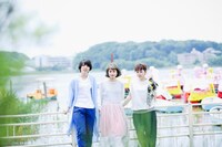 The Wisely Brothers。真ん中が真舘晴子（G, Vo）。