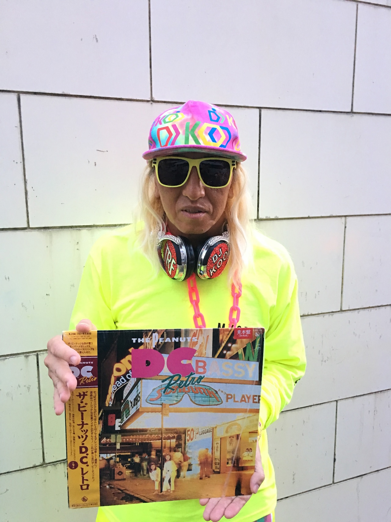 かつてTHE JG'sとして手がけたザ・ピーナッツのリミックスが収録されたレコード「ザ・ピーナッツ・D.C.レトロ」を手にしたDJ KOO。