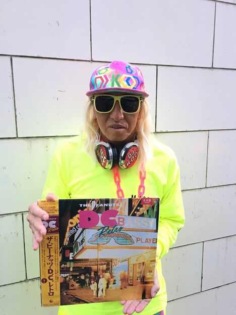 かつてTHE JG'sとして手がけたザ・ピーナッツのリミックスが収録されたレコード「ザ・ピーナッツ・D.C.レトロ」を手にしたDJ KOO。