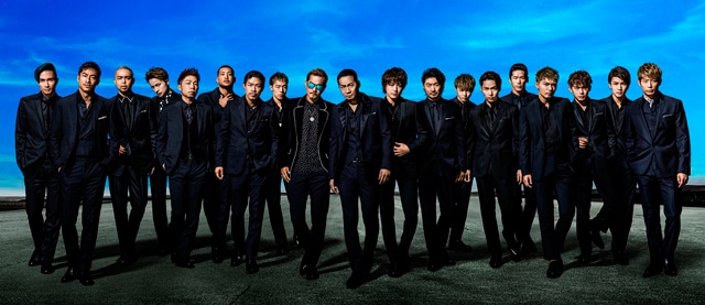 EXILEメンバー19人が並んだアーティスト写真。