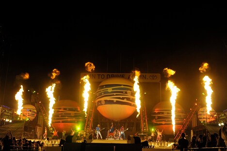 「TUBE LIVE AROUND SPECIAL 2016 -RIDE ON SUMMER-」の様子。