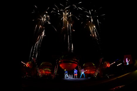 「TUBE LIVE AROUND SPECIAL 2016 -RIDE ON SUMMER-」の様子。