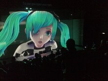 渋谷慶一郎＋初音ミク「THE END」ハンブルグ公演の様子。