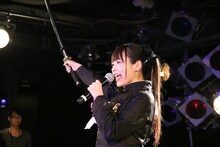 刀を手に男幹部に挨拶する上坂すみれ。