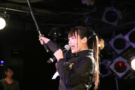 刀を手に男幹部に挨拶する上坂すみれ。