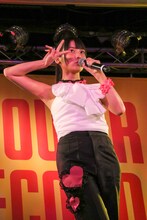 「恋する図形（cubic futurismo）」を歌う上坂すみれ。