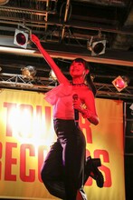 「▽をつければかわいかろう」をパフォーマンスする上坂すみれ。