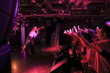 「文豪でGO!」でコール＆レスポンスを繰り広げる上坂すみれと男幹部。