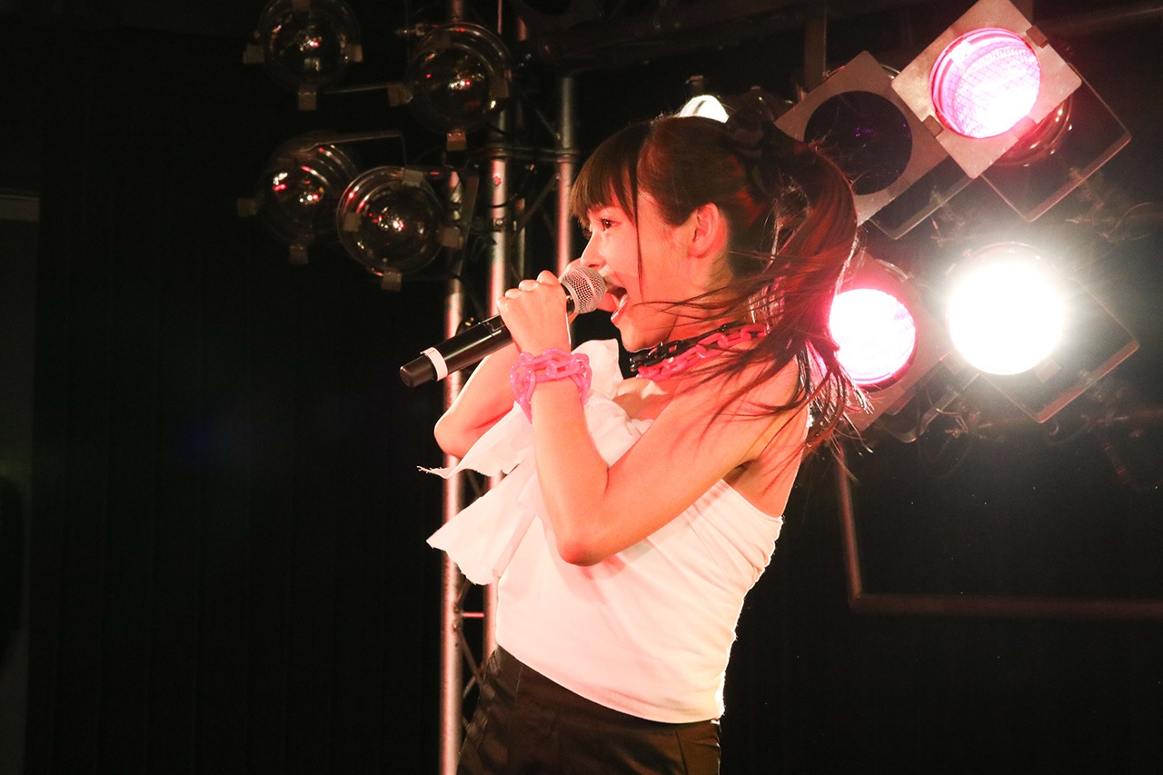 「Inner Urge」をパフォーマンスする上坂すみれ。