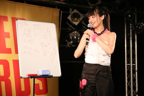 両国国技館での女性声優プロレスのマッチメイクを進める上坂すみれ。