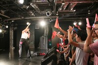 男幹部と「生産！」「団結！」「反抑圧！」を三唱する上坂すみれ。