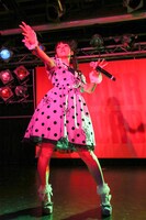 「文豪でGO!」のテルミンソロ中、エアテルミンを弾く上坂すみれ。