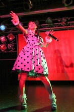 「文豪でGO!」のテルミンソロ中、エアテルミンを弾く上坂すみれ。