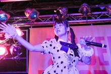 「文豪でGO!」のテルミンソロ中、エアテルミンを弾く上坂すみれ。