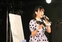 女幹部のアイデアを募る上坂すみれ。