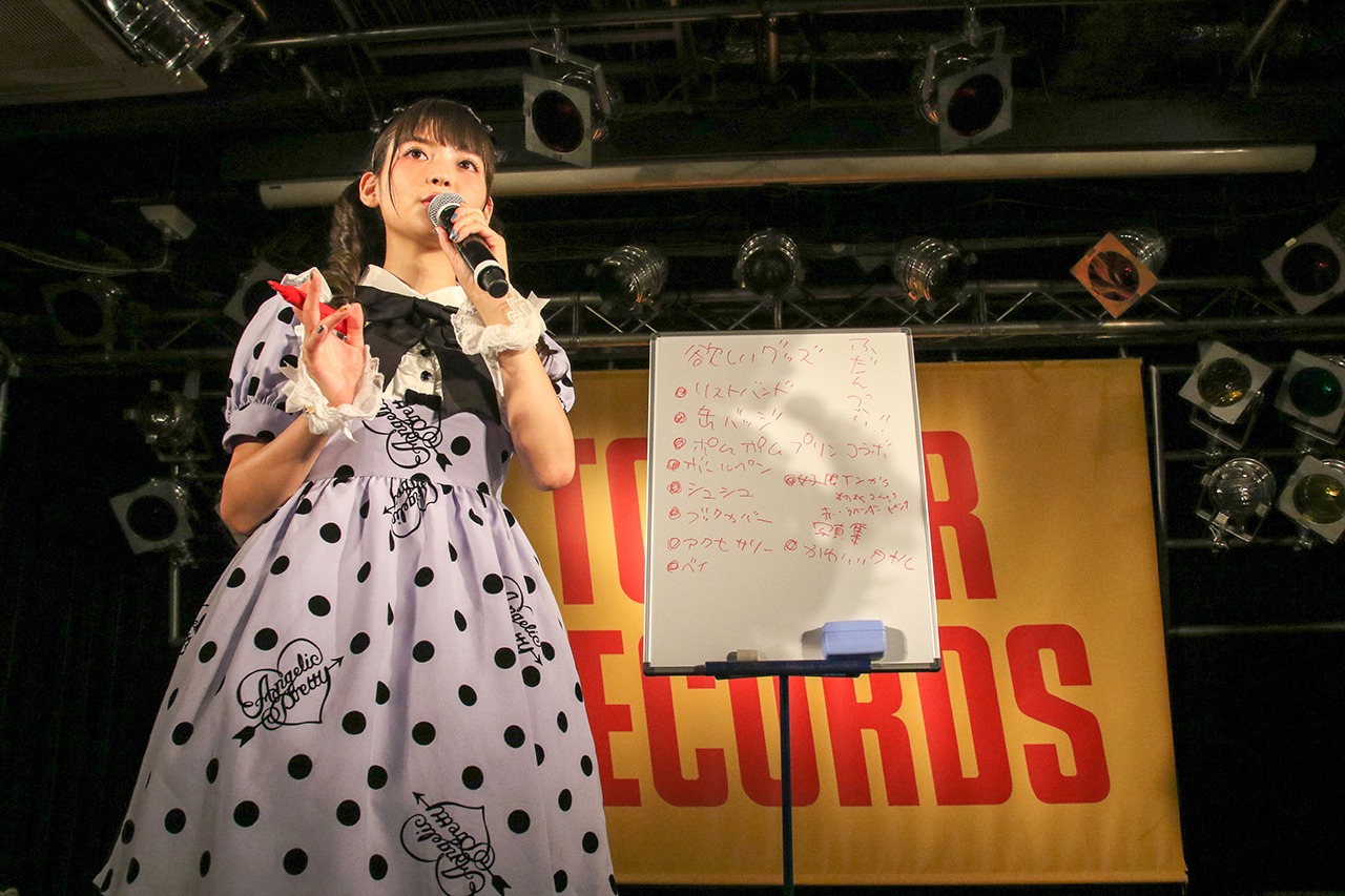 女幹部のアイデアを募る上坂すみれ。