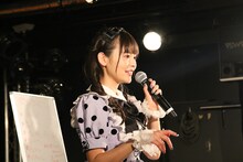 女幹部諸君のアイデアを書き留める上坂すみれ。