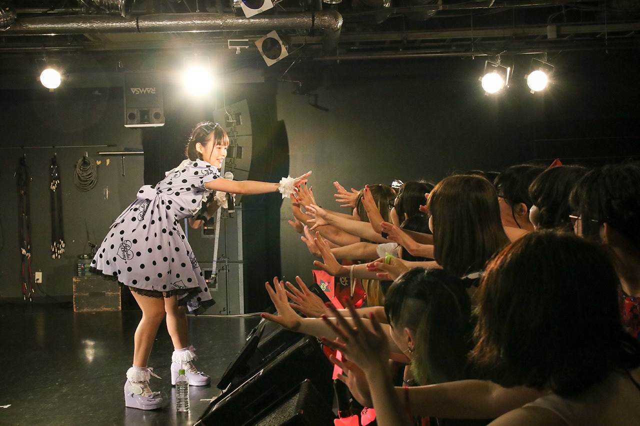女幹部とハイタッチする上坂すみれ。