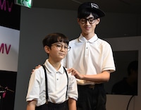 ミロ（DJ）の肩に手を置くリュウト（MC）。