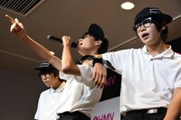 左からトーマ（MC）、リュウト（MC）、マヒロ（MC）。