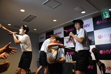 フロアにお菓子を投げるMAGiC BOYZ。