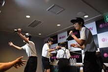 フロアにお菓子を投げるMAGiC BOYZ。