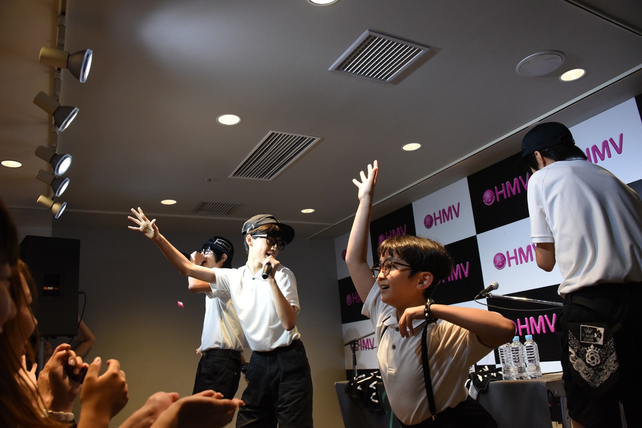 フロアにお菓子を投げるMAGiC BOYZ。