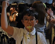 フロアに降りてホイッスルを吹くミロ（DJ）。