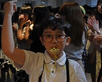 フロアに降りてホイッスルを吹くミロ（DJ）。