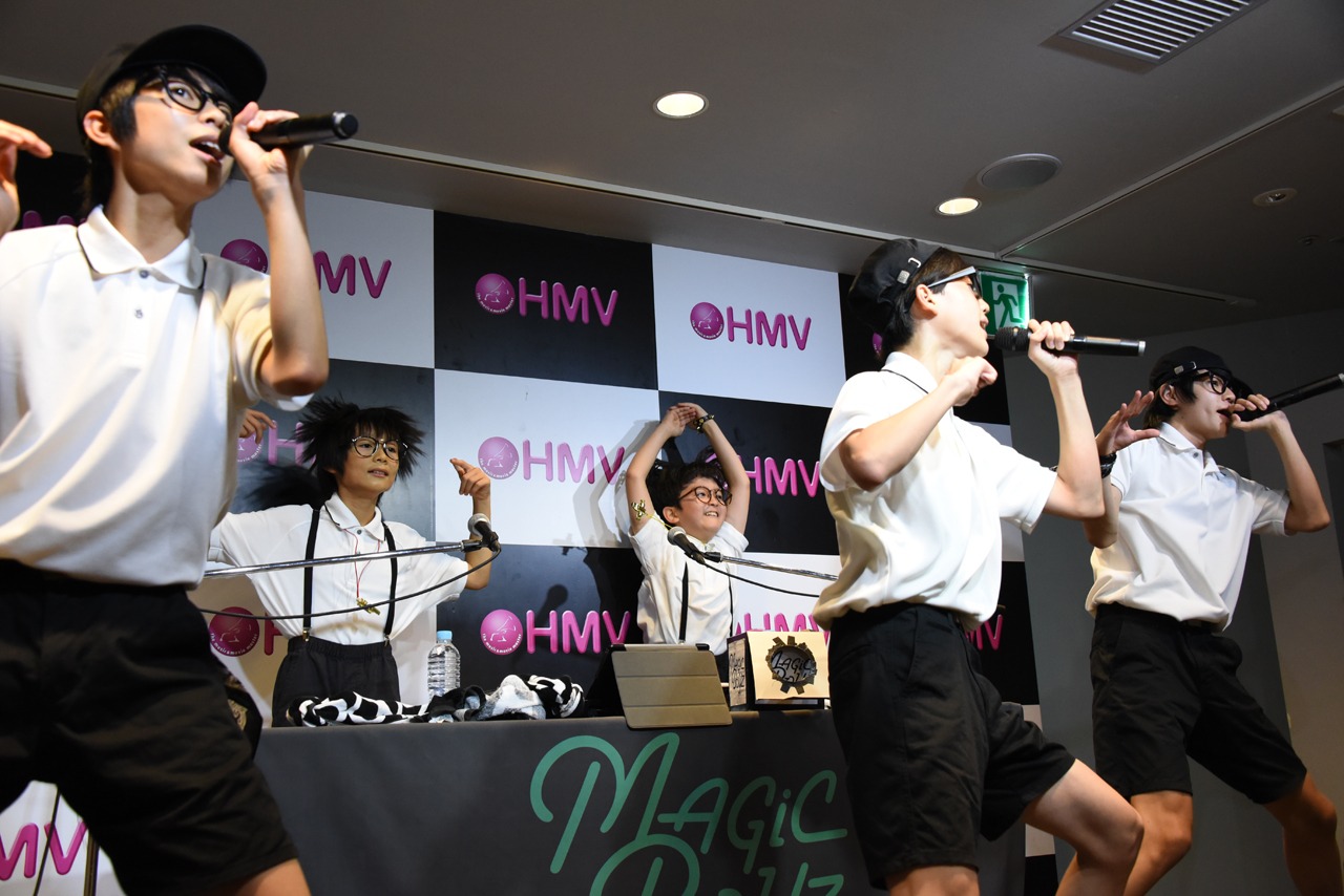 MAGiC BOYZ「MAGiC BOYZ『Do The D-D-T!!』リリースイベント」東京・HMVエソラ池袋公演の様子。