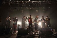 「Sun Set」でKEMURIとStreetlight Manifestoがコラボする様子。（Photo by Wataru Umeda）