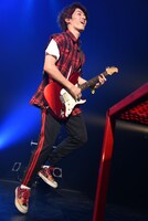 左足を浮かせながらジャンプするMASAKI。