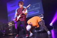 MASAKI（左）の左足に向け「大丈夫ですかー！」と呼びかけるTo-i（右）。