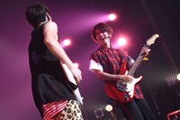 RYUJI（左）を見るMASAKI（右）。