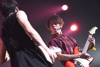 RYUJI（左）に向けて一瞬変顔をするMASAKI（右）。