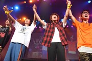 新曲披露も！DISH//、常夏の“皿スラ”でスラッシャーと灼熱バトル