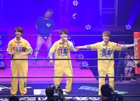 DISH//の背後から彼らに近付く男色ディーノ（奥）。