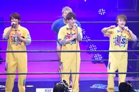 DISH//の背後から彼らに近付く男色ディーノ（奥）。