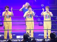 DISH//の背後で「MASAKI!」とコールする男色ディーノ（奥）。